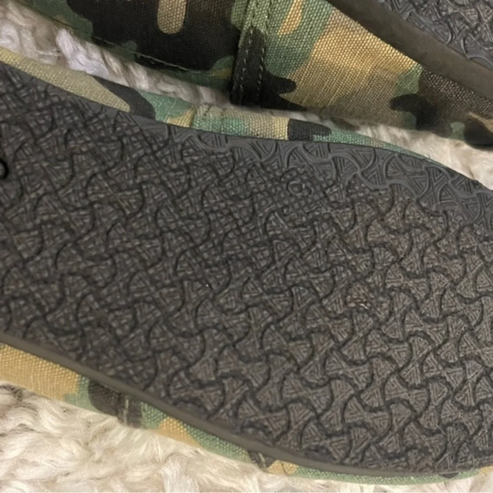 NWOT 6 Ca Collection By Carrini Camouflage Flats Camo Canvas Flat Slip‎ On Shoes